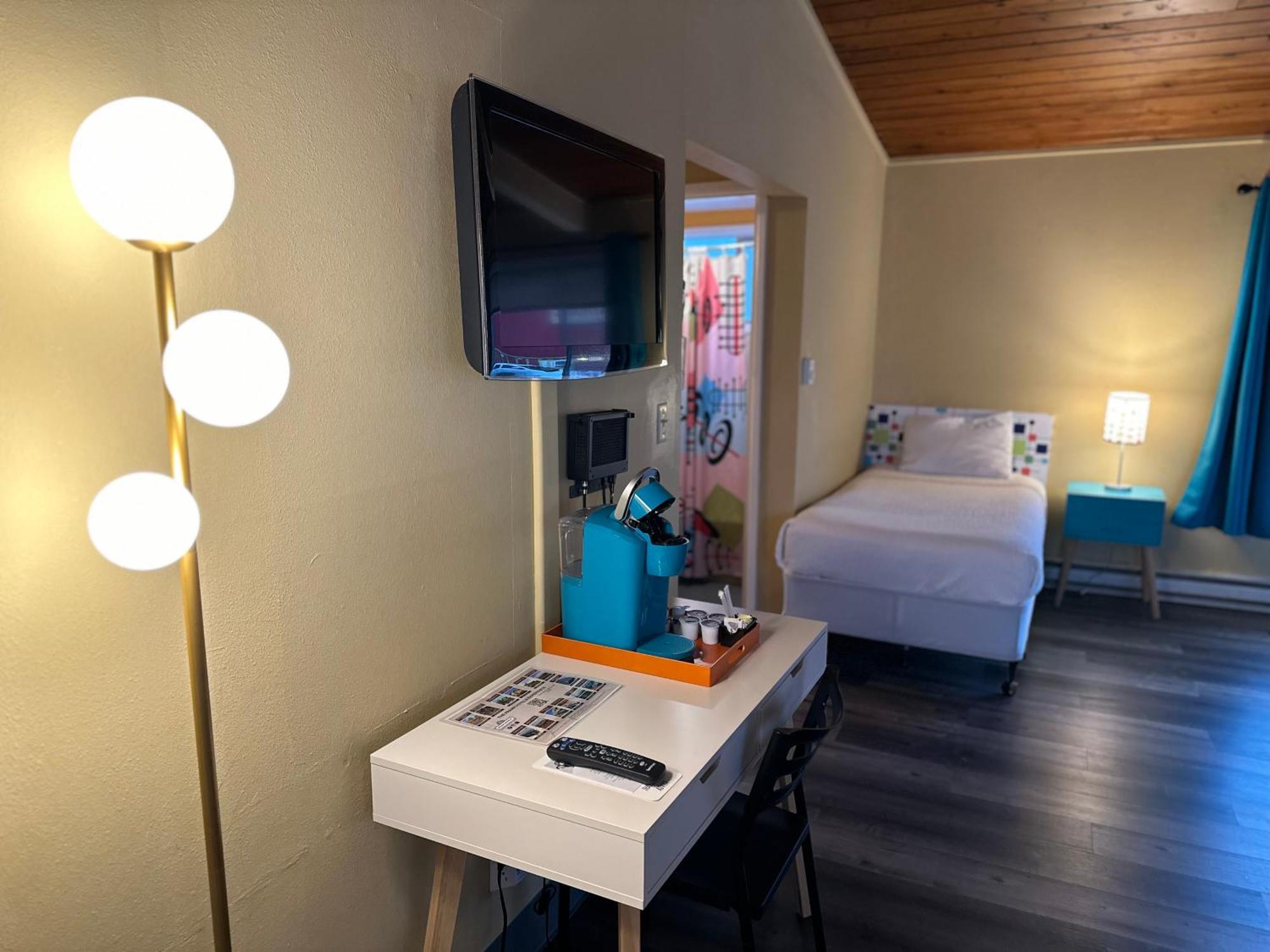 Atomic Motel Astoria Room photo
