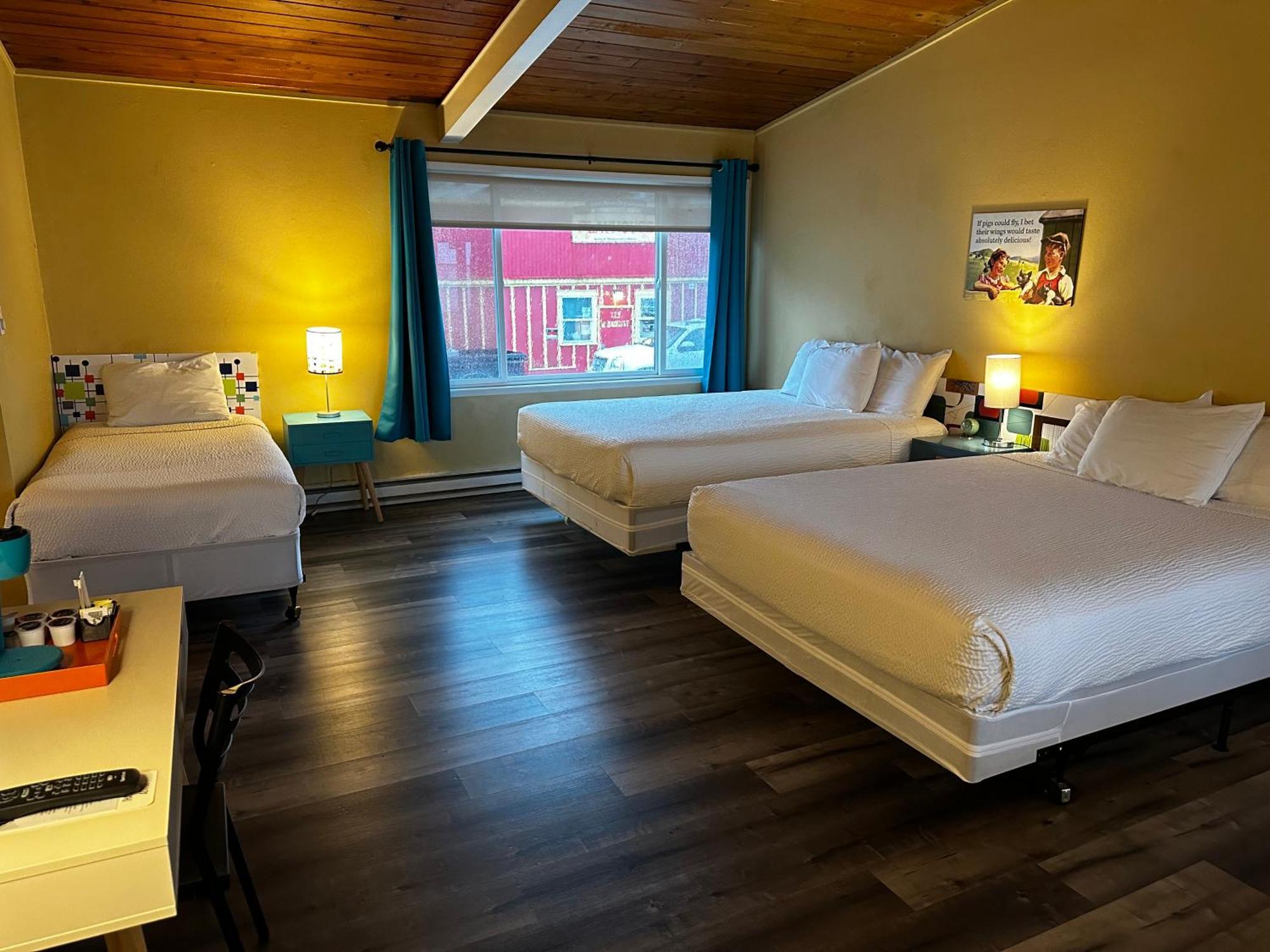 Atomic Motel Astoria Room photo